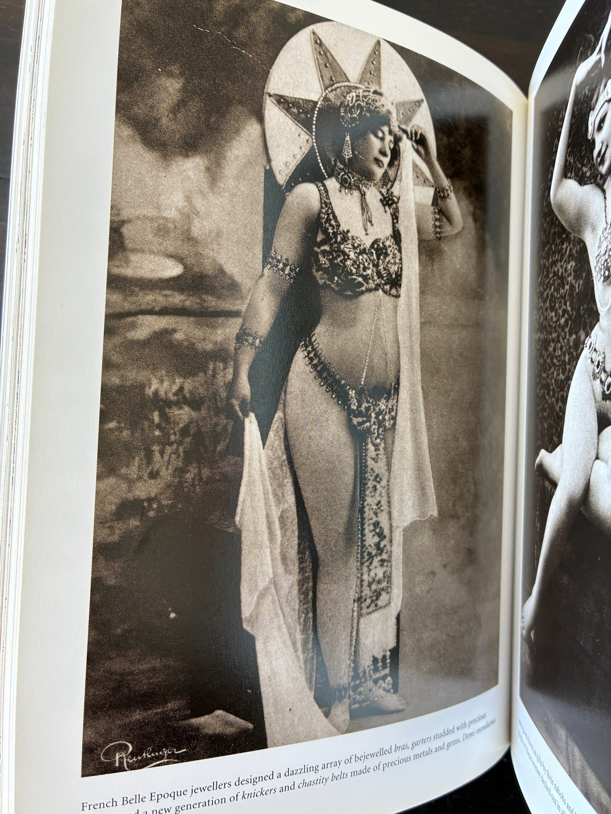 1000 Dessous: A History of Lingerie